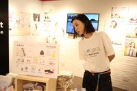 店内を見る永野芽郁。