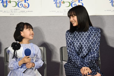 左から粟野咲莉、広瀬すず。