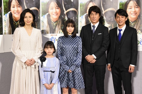NHK連続テレビ小説「なつぞら」完成試写会の様子。左から松嶋菜々子、粟野咲莉、広瀬すず、草刈正雄、藤木直人。