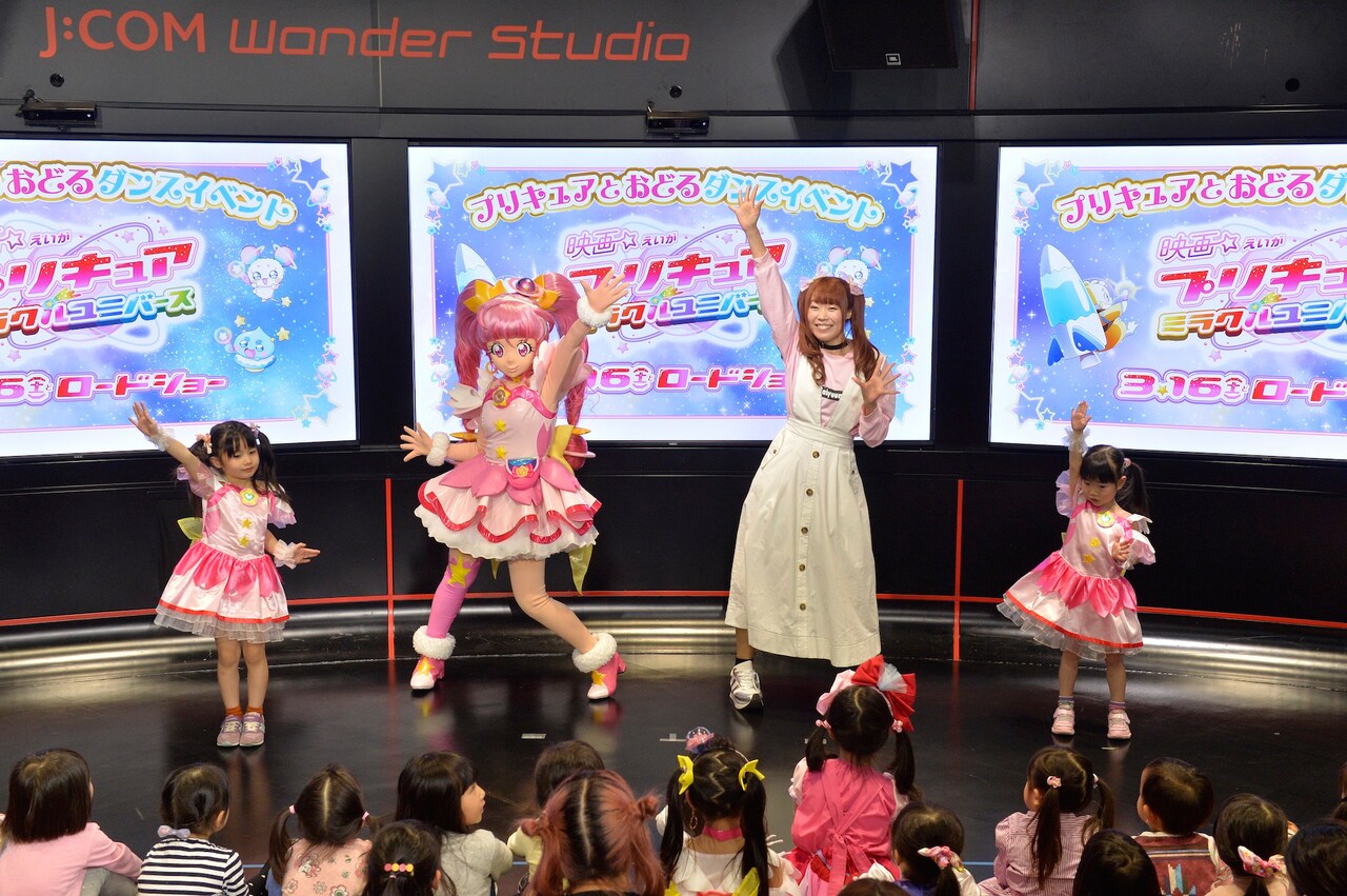 「映画プリキュアミラクルユニバース」イベントの様子。キュアスター（中央左）と成瀬瑛美（中央右）。