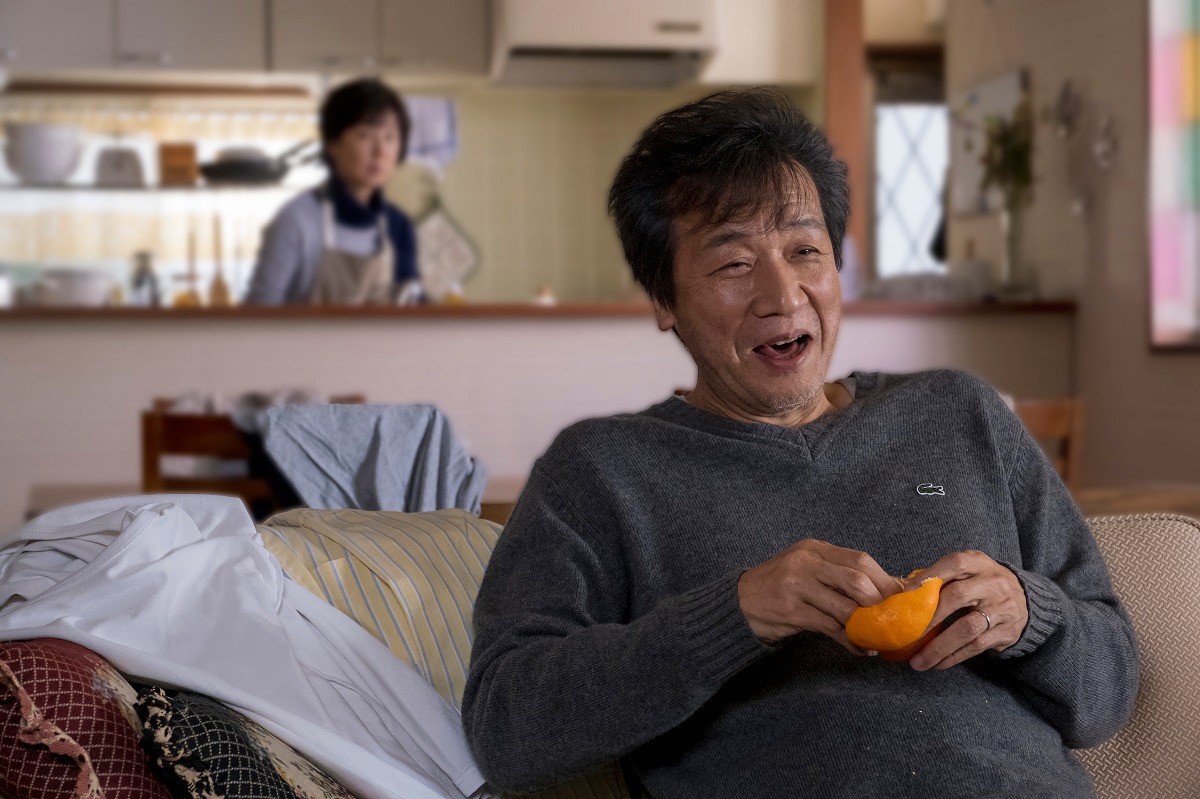 「最高の人生の見つけ方」より、前川清演じる北原孝道（手前）。