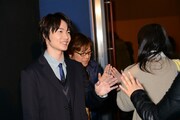 観客の“お見送り”をする神木隆之介（左）と三木孝浩（中央）。