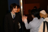 観客の“お見送り”をする神木隆之介（左）。