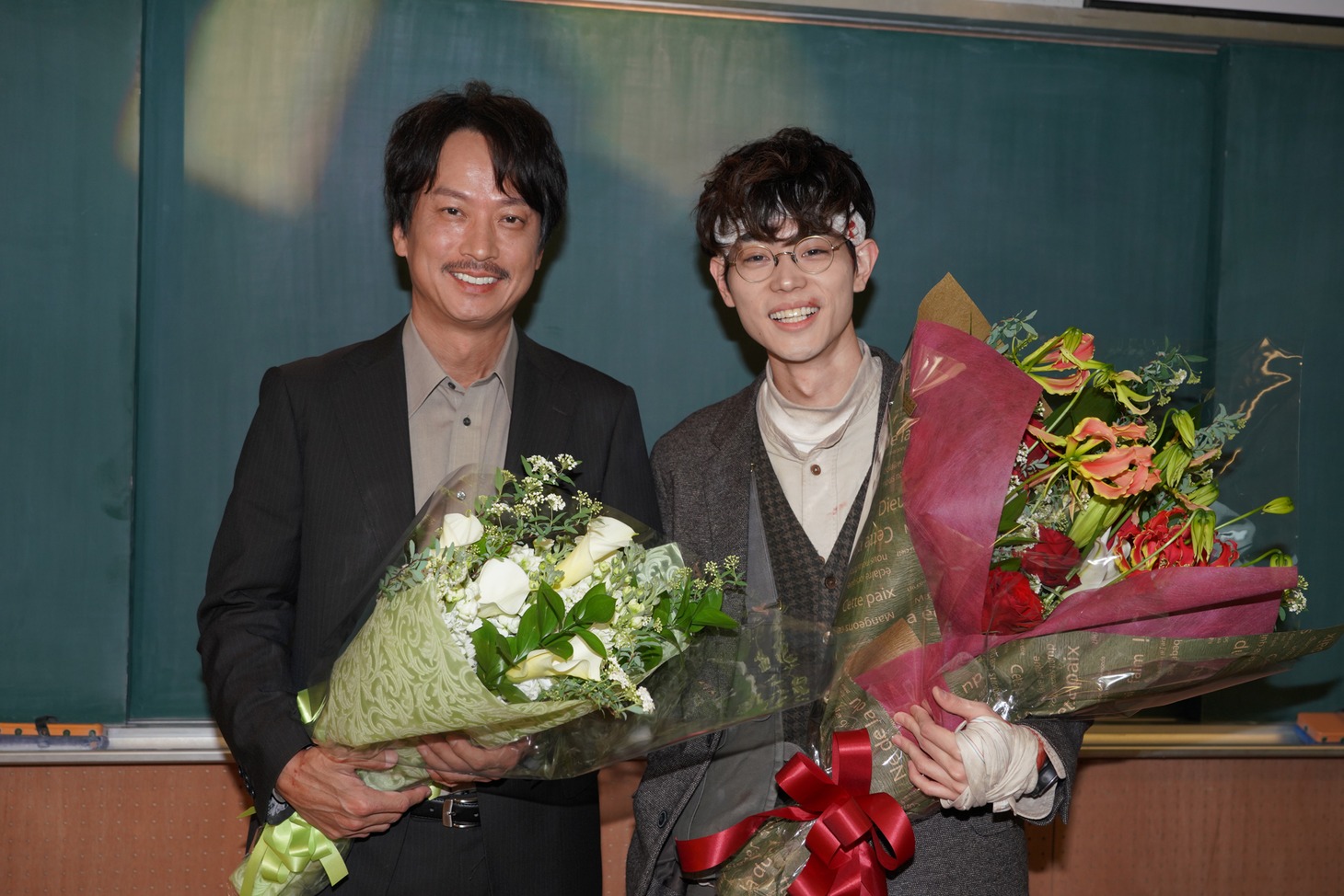 左から椎名桔平、菅田将暉。