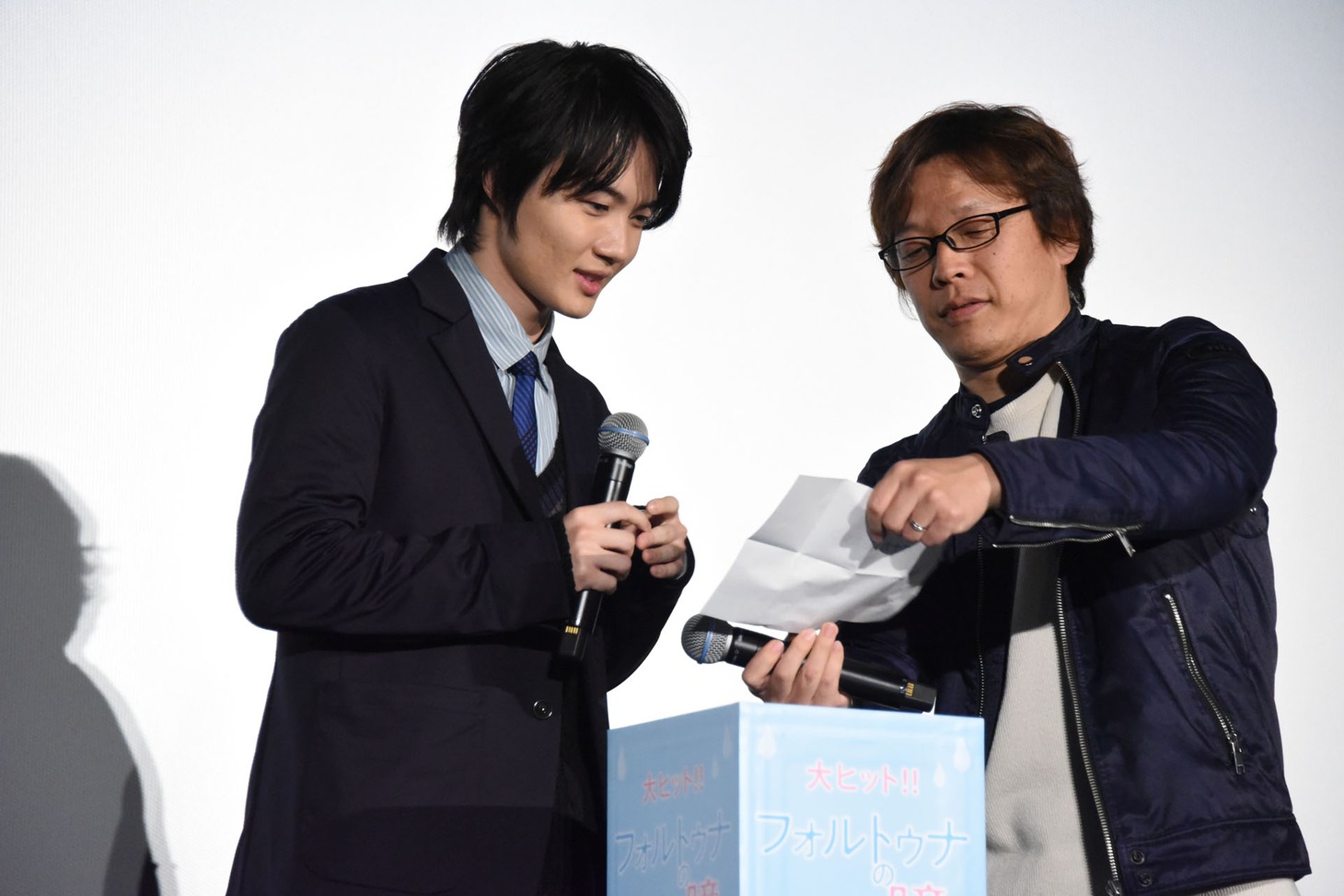 観客から募った質問を読む神木隆之介（左）。