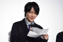 観客から募った質問を読む神木隆之介。