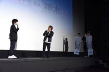 自身の等身大パネルが次々とステージに運び込まれ、動揺する神木隆之介（左）。