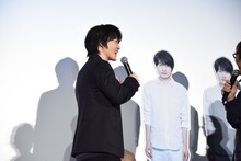 自身の等身大パネルが次々とステージに運び込まれ、動揺する神木隆之介。