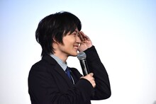 自身の等身大パネルが次々とステージに運び込まれ、動揺する神木隆之介。