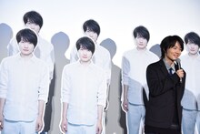 神木隆之介（前列右）と等身大パネルたち。