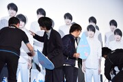 等身大パネルに、立ち位置を変えるよう話しかける神木隆之介（前列中央左）。