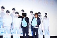 等身大パネルに、目線を指示する神木隆之介（前列中央左）。