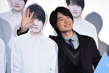 神木隆之介（右）と等身大パネル。