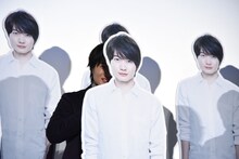 等身大パネルの後ろに隠れる神木隆之介。