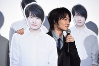 神木隆之介（右）と等身大パネル。