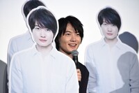 等身大パネルの後ろから「幽体離脱ー！」と言いながら出てくる神木隆之介。