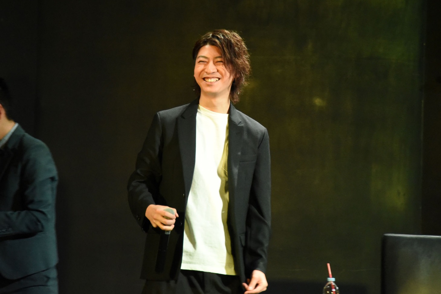 「涼ちーん！」と呼ばれて登場した横山涼。
