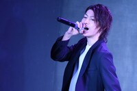 「ヒーローは決して泣かない」を歌う横山涼。