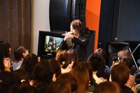 「ヒーローは決して泣かない」を歌う横山涼（中央）。