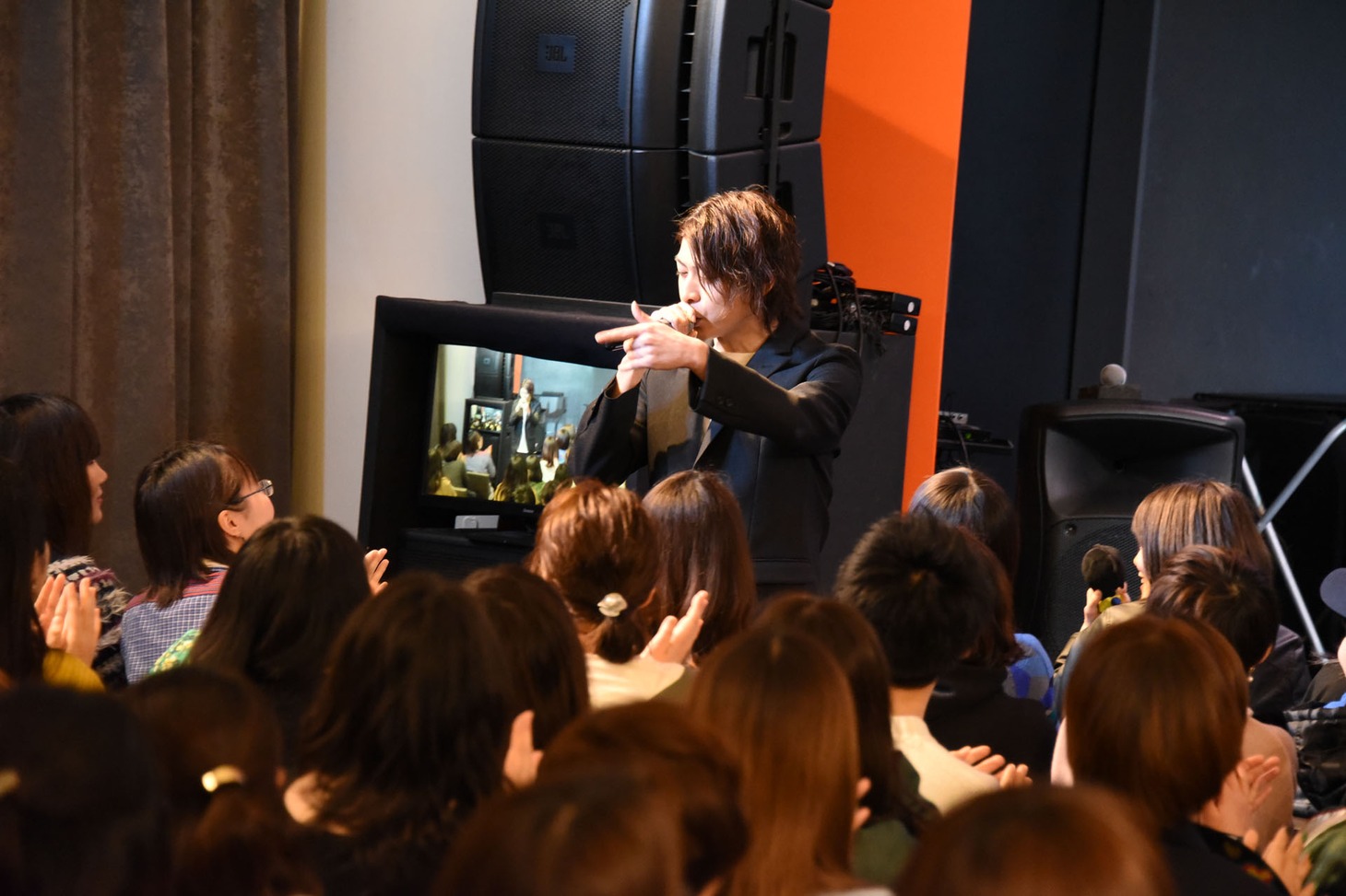 「ヒーローは決して泣かない」を歌う横山涼（中央）。