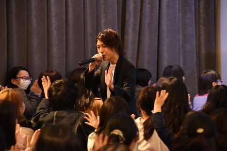 「ヒーローは決して泣かない」を歌う横山涼（中央）。