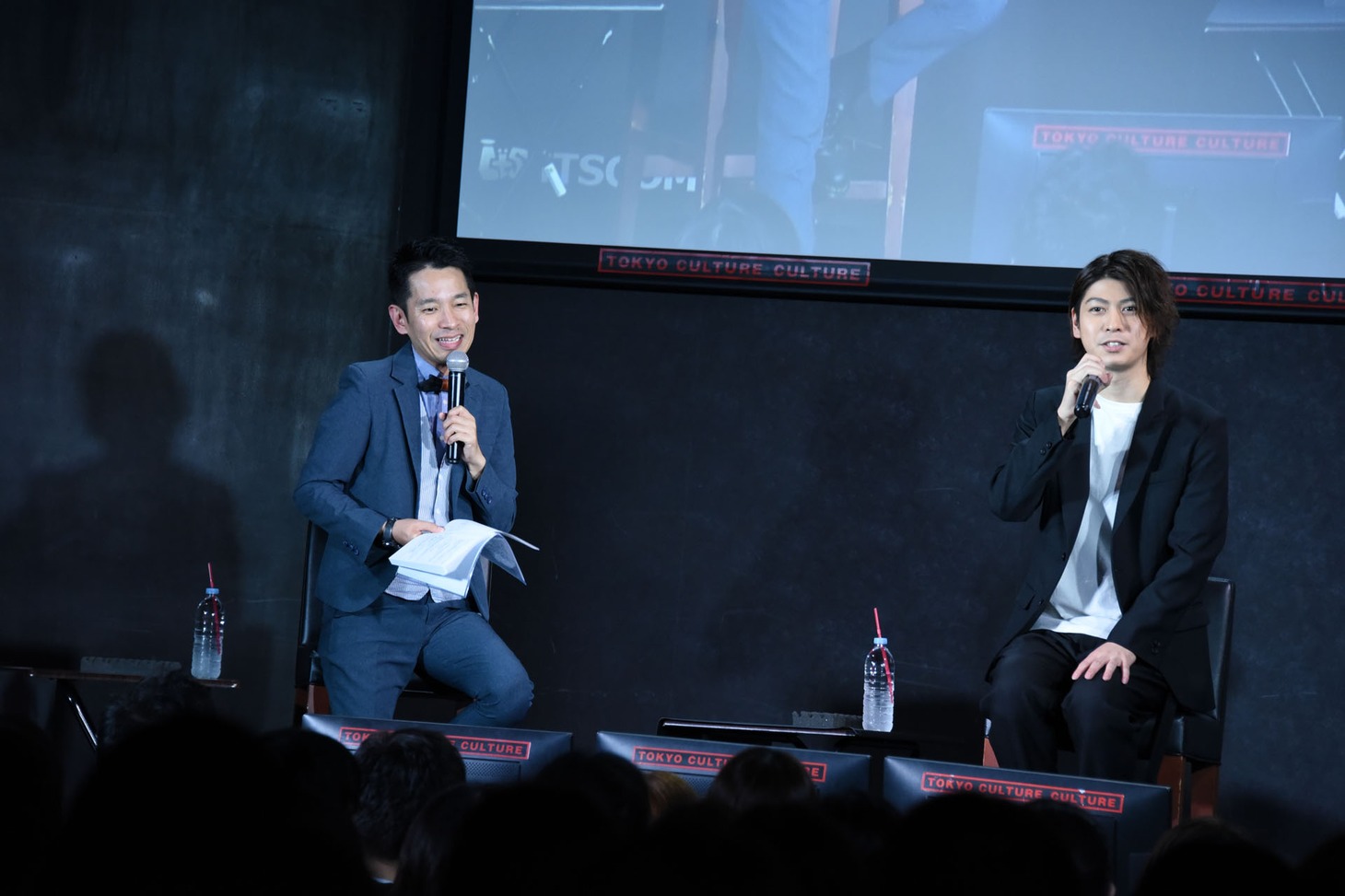 「ヒーローは決して泣かない」を歌う横山涼（右）。