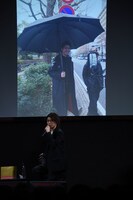 “傘がデカすぎて笑っている”オフショットを紹介する横山涼。