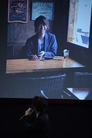 “肉がうますぎて笑っている”オフショットを紹介する横山涼。