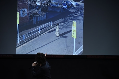 「2号」と書かれた看板が写り込んだオフショットを紹介する横山涼。
