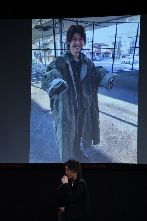 “コートがデカすぎて笑っている”オフショットを紹介する横山涼。