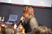 6歳の女の子の質問に答える横山涼。