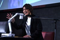 イラストコーナーで、ピアニストのようなマイクを用意された横山涼。