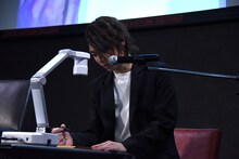 「キン肉マン」超人イラストを描く横山涼。