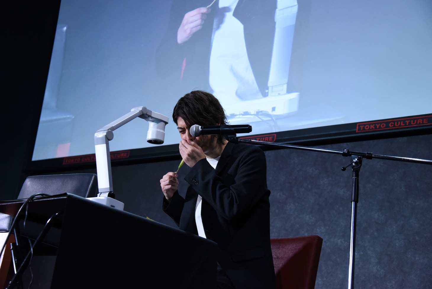 罰ゲームでネギとマヨネーズを食す横山涼。