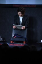 ゆでたまごの色紙に感動する横山涼。