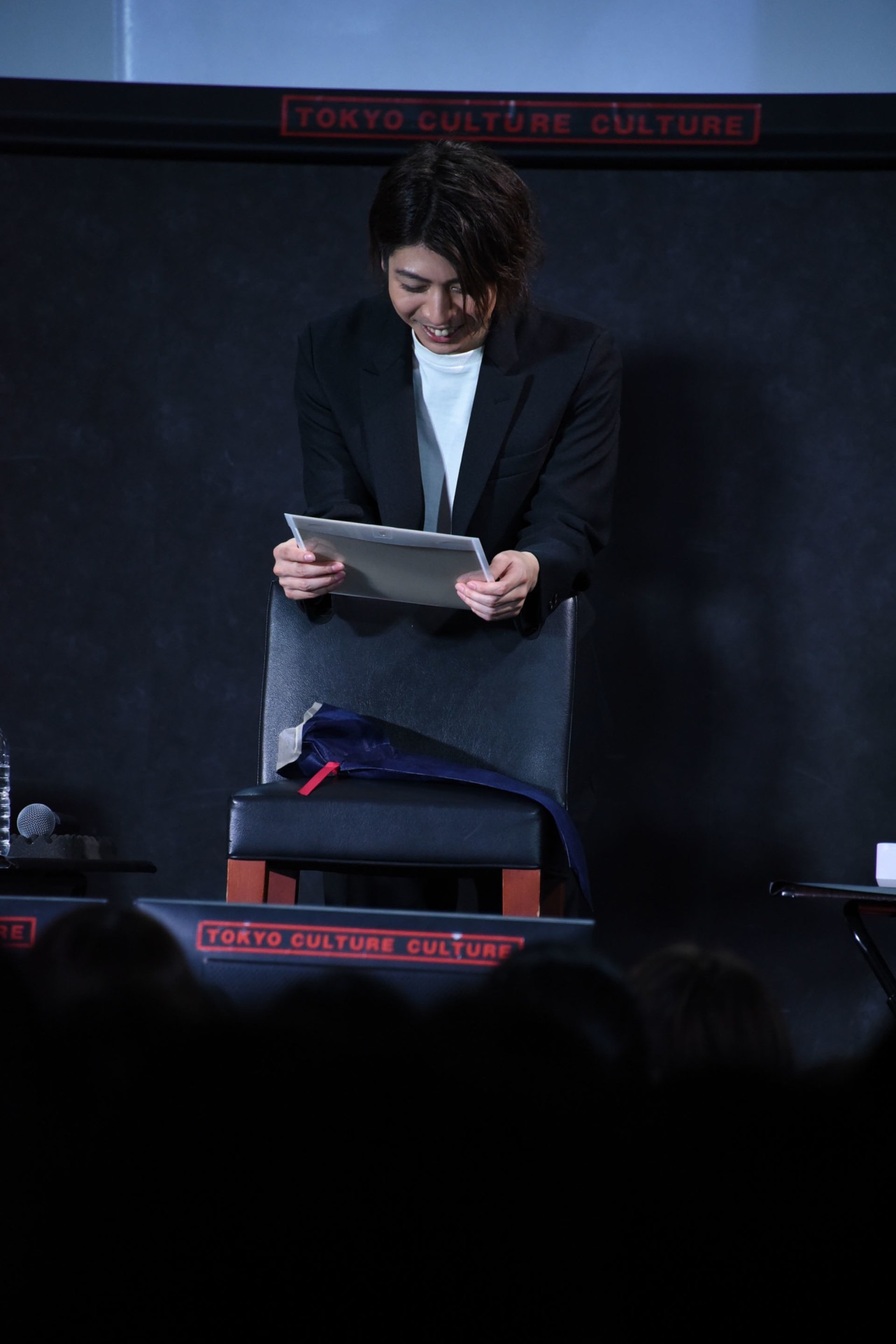 ゆでたまごの色紙に感動する横山涼。