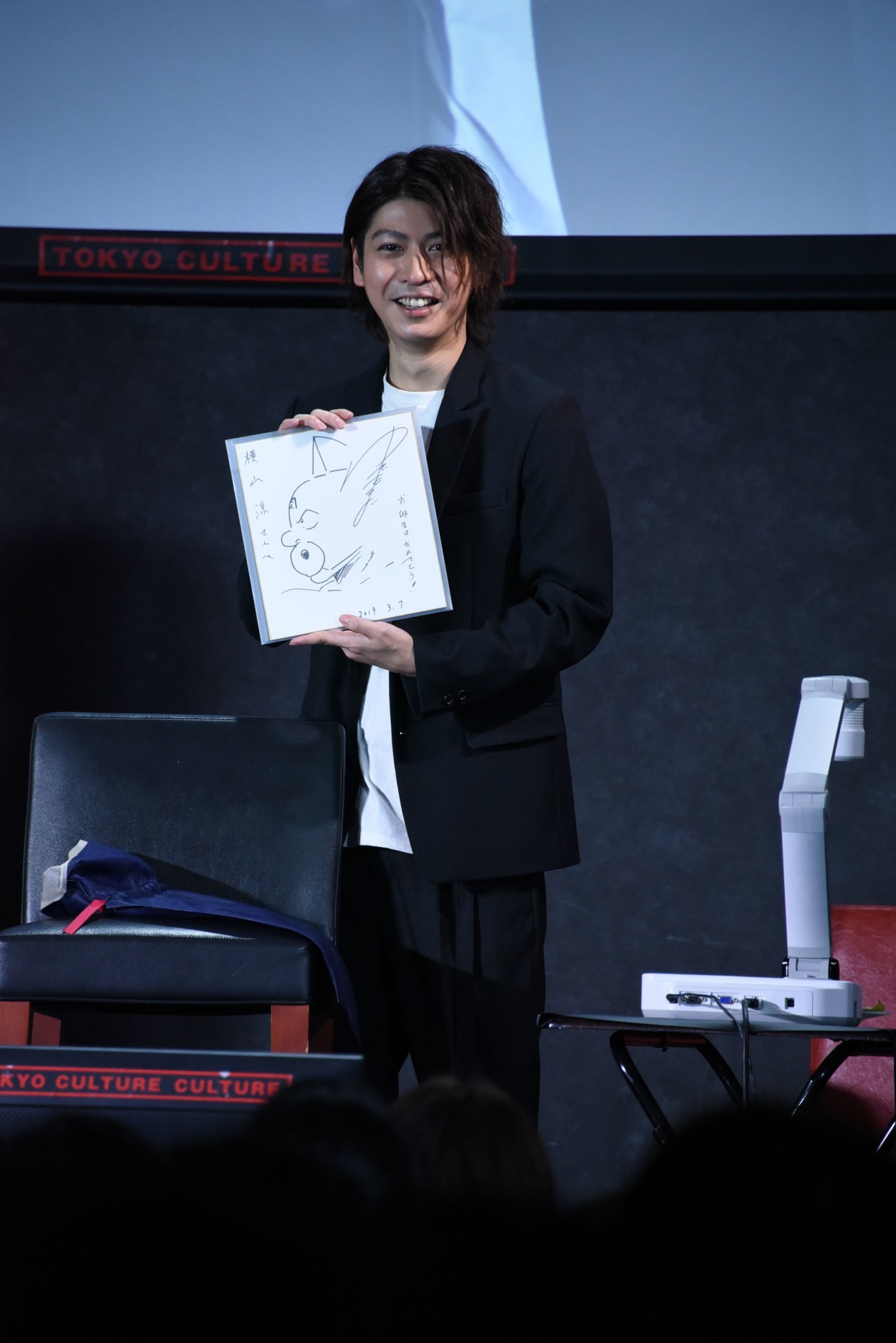 ゆでたまごの色紙に感動する横山涼。