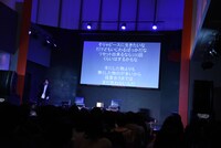 オリジナル曲「最後の砦」を披露する横山涼。