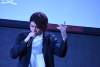 オリジナル曲「最後の砦」を披露する横山涼。