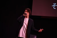 オリジナル曲「最後の砦」を披露する横山涼。