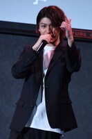 オリジナル曲「最後の砦」を披露する横山涼。