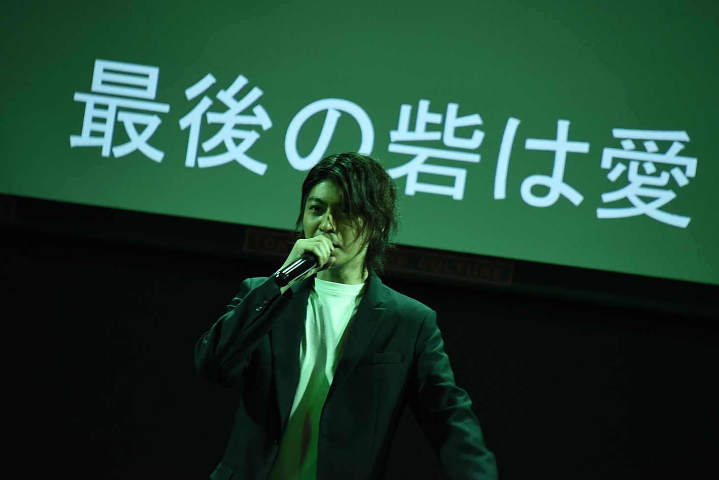 オリジナル曲「最後の砦」を披露する横山涼。