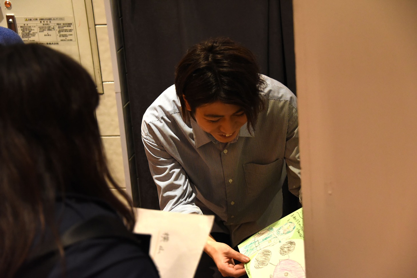 観客をお見送りする横山涼。