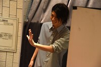 観客をお見送りする横山涼。