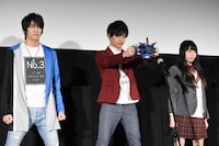 変身を披露する様子。左から小池亮介、平田雄也、其原有沙。