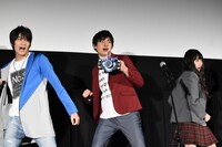 変身を披露する様子。左から小池亮介、平田雄也、其原有沙。