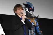 左から内田雄馬、ウルトラマントレギア。