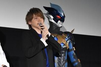 左から内田雄馬、ウルトラマントレギア。
