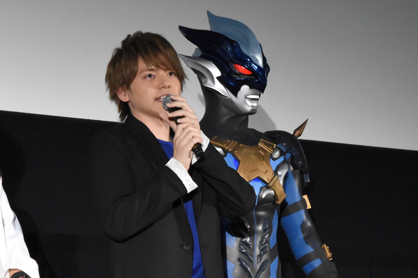 左から内田雄馬、ウルトラマントレギア。