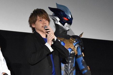 左から内田雄馬、ウルトラマントレギア。